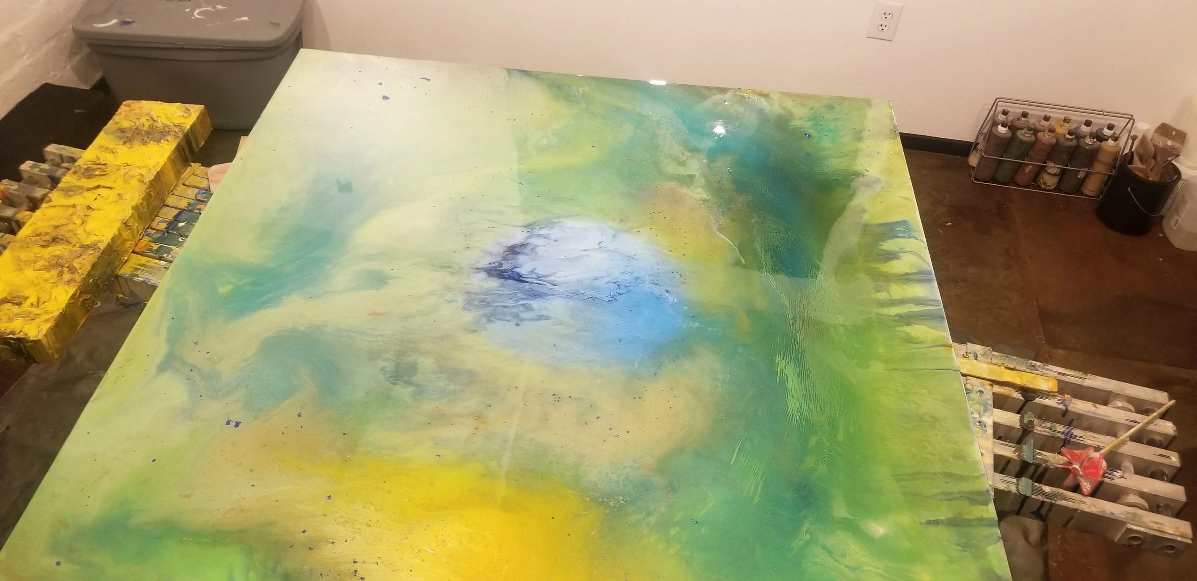 Joline Renn studio: resin pouring and works in progress