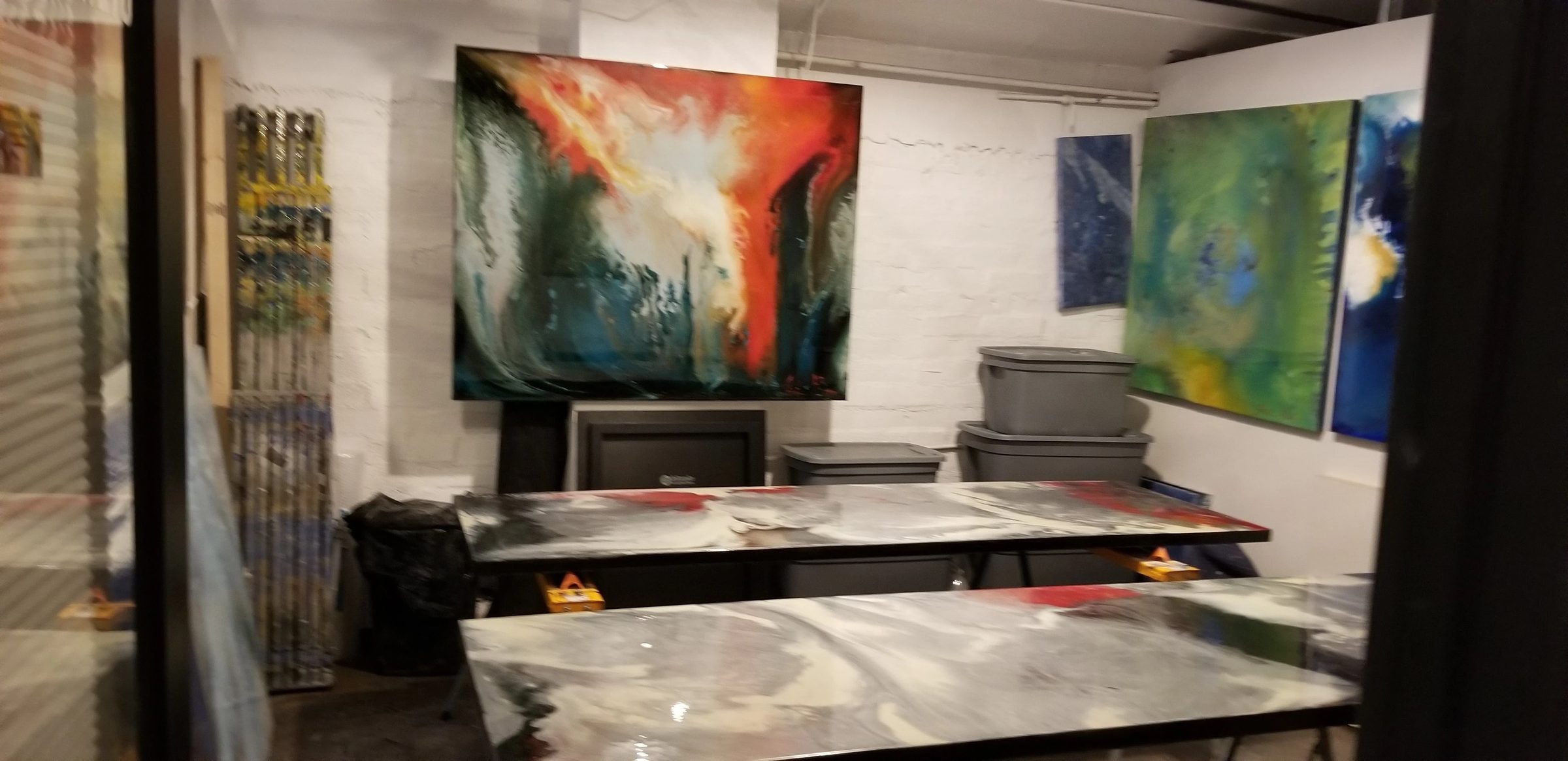 Joline Renn studio: resin pouring and works in progress