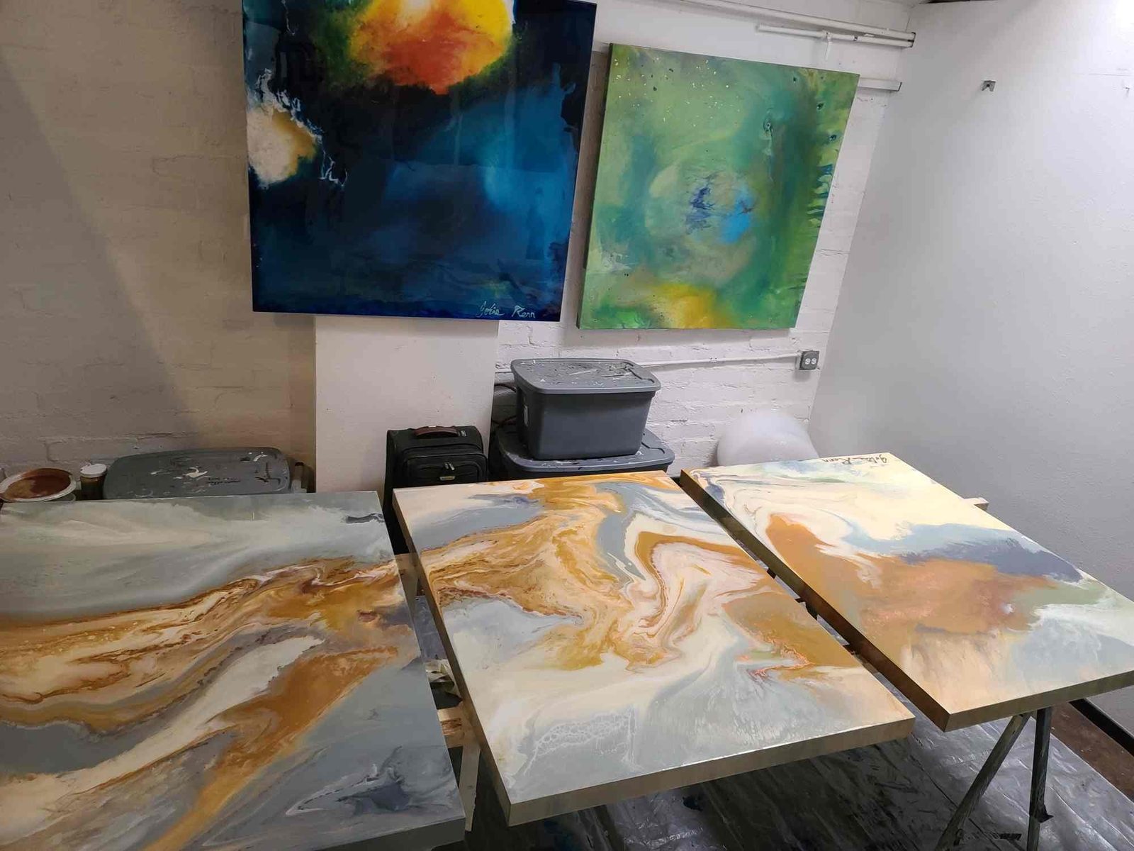 Joline Renn studio: resin pouring and works in progress