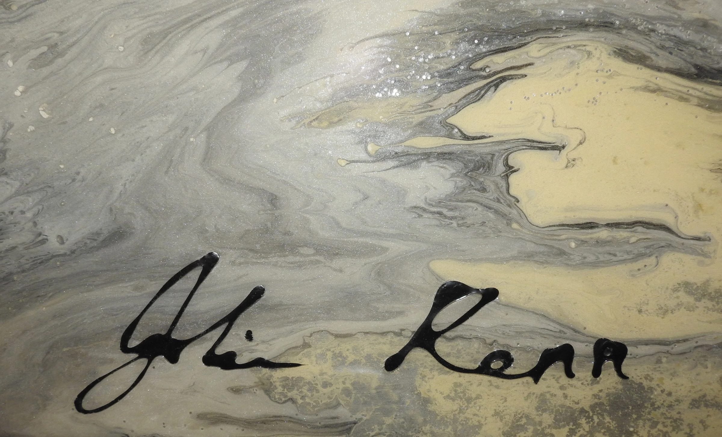 Joline Renn studio: resin pouring and works in progress