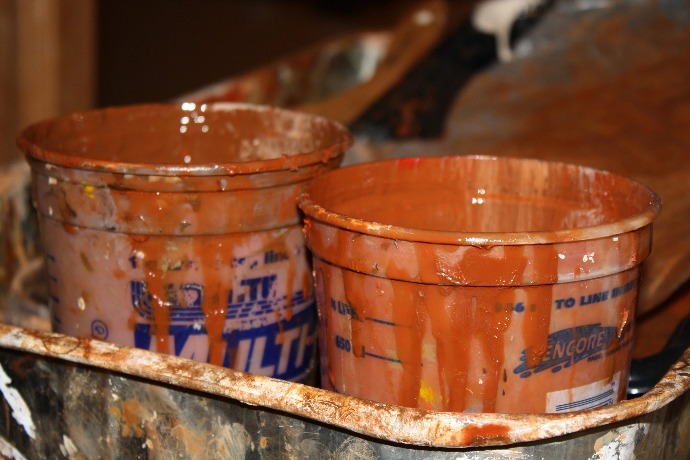 Joline Renn studio: resin pouring and works in progress